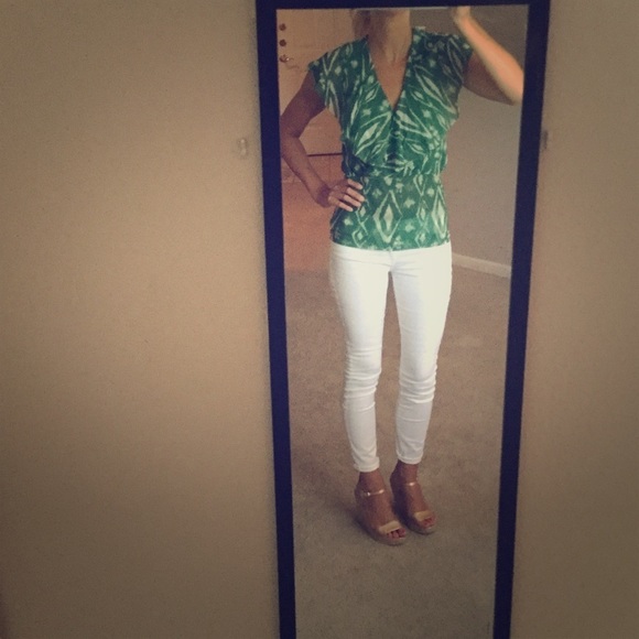 Green And White V-Neck Shell With Fitted Bottom - Picture 1 of 1